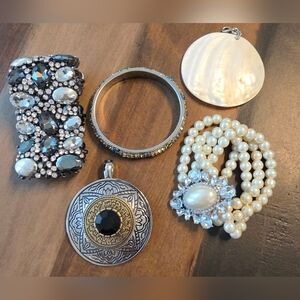 5 PIECES OF VINTAGE JEWELRY 3 BRACELETS 2 PENDANTS
